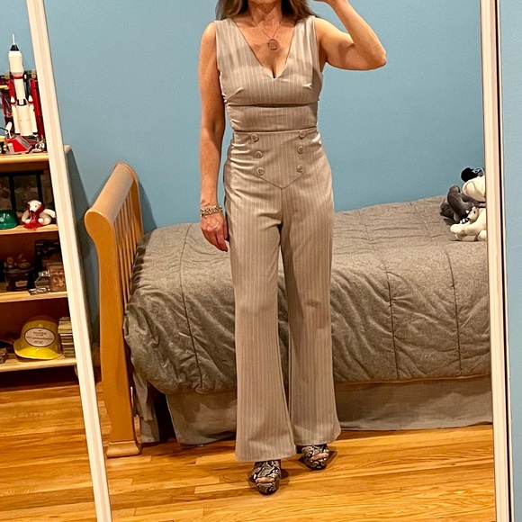 Bebe mitered light grey pinstripe side cutout flare leg jumpsuit sz 2 - Picture 11 of 15